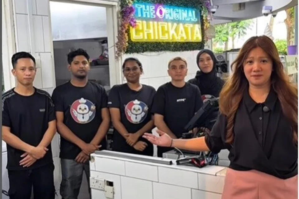 Kedai makanan barbeku dan hotpot Thailand, Chickata The Halal Mookata SG, yang terletak di tempat makanan dan minuman (F&B), Satay by the Bay, di kawasan Gardens by the Bay telah memuatnaik video di media sosial, meluahkan kesukaran yang dihadapi kedai itu pada 28 September.