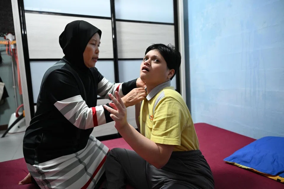 Cik Sukmawati membantu menyiapkan Cik Emilia sebelum beliau dihantar pusat penjagaan siang hari bagi orang kurang upaya. Cik Emilia mengalami kelewatan perkembangan global, atau ‘global developmental delay’ (GDD), dan memerlukan bantuan sepenuhnya untuk kegiatan harian seperti mandi, makan dan berpakaian – tugas yang sebahagian besarnya dipikul Cik Sukmawati.