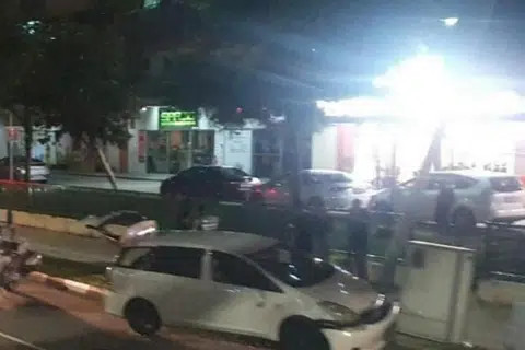 REMUK: Gambar yang disiarkan di laman Facebook Beh Chia Lor – Singapore Road menunjukkan sebuah kereta putih remuk setelah melanggar tiang lampu di kaki lima, dengan bamparnya tercabut.