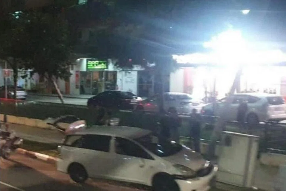 REMUK: Gambar yang disiarkan di laman Facebook Beh Chia Lor – Singapore Road menunjukkan sebuah kereta putih remuk setelah melanggar tiang lampu di kaki lima, dengan bamparnya tercabut.