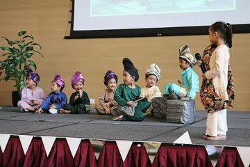 AMALKAN BAHASA: Kanak-kanak di prasekolah PPIS didedahkan kepada pembelajaran Bahasa Melayu secara amali dan menyeronokkan. Kalau dahulunya mereka lebih banyak menulis, kini mereka mempelajari tentang pantun, melakukan eksperimen mengikut tema, membuat kuih dan bermain permainan tradisional selain mempelajari tarian serta lagu-lagu Melayu lama. Gambar diambil sebelum Covid-19. - Foto PPIS