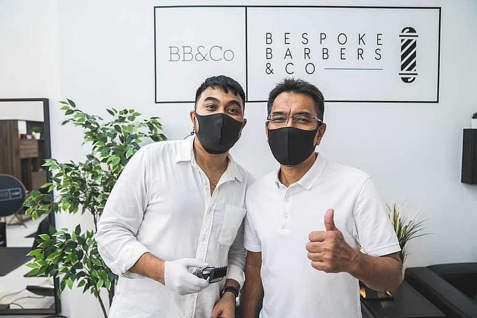 BUKA SALUN RAMBUT: "Tanpa latihan dan pengetahuan yang betul dalam bidang pemasaran digital ini, saya tidak akan terfikir pun untuk memulakan perniagaan. Pengetahuan itu penting dan saya tidak seharusnya berhenti belajar agar saya dapat terus mengikuti arus masa yang sentiasa berubah." - Encik Muhamed Ibrahim Mohd (kanan) bersama anaknya, Encik Noor Muhamed Muhamed Ibrahim. - Foto ihsan MUHAMED IBRAHIM MOHD