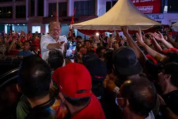Perdana Menteri Malaysia, Datuk Seri Anwar Ibrahim (baju putih) disambut penyokong ketika turun berkempen di pada Pilihan Raya Negeri Johor ke-16, baru-baru ini.