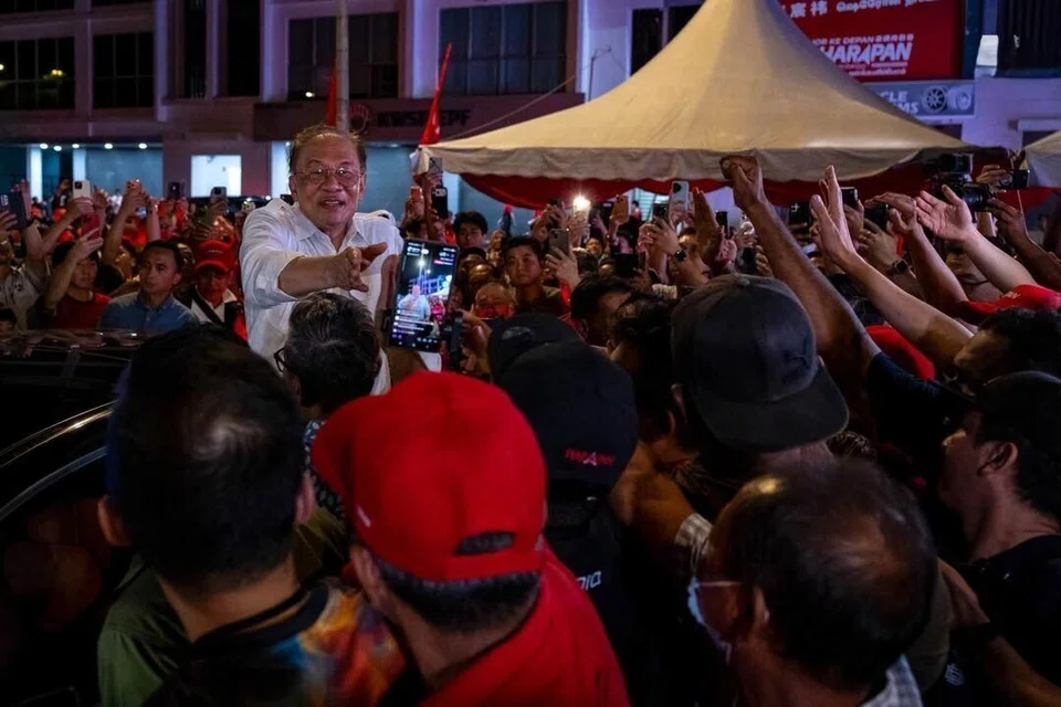 Perdana Menteri Malaysia, Datuk Seri Anwar Ibrahim (baju putih) disambut penyokong ketika turun berkempen di pada Pilihan Raya Negeri Johor ke-16, baru-baru ini.