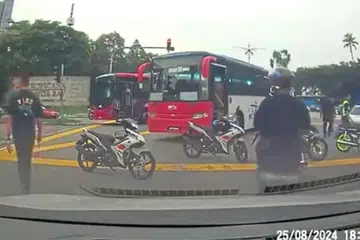 Video dari sebuiah kereta merakamkan dua bas digunakan polis bagi menghalang sekumpulan ‘Mat Rempit’ melarikan diri di sebuah simpang lampu isyarat di Jalan Skudai berdekatan Danga Bay. 