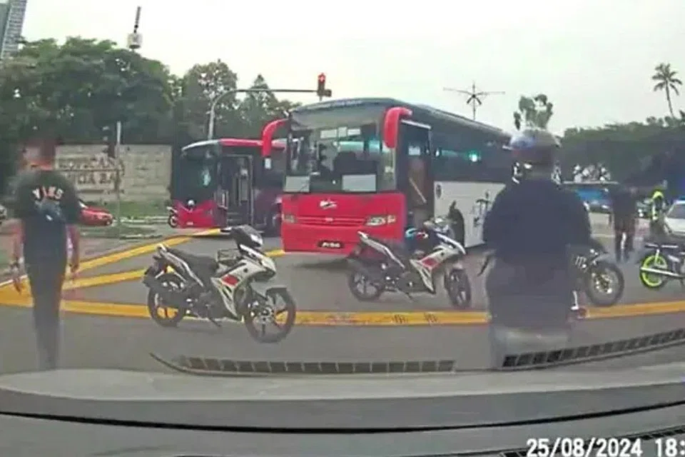 Video dari sebuiah kereta merakamkan dua bas digunakan polis bagi menghalang sekumpulan ‘Mat Rempit’ melarikan diri di sebuah simpang lampu isyarat di Jalan Skudai berdekatan Danga Bay. 
