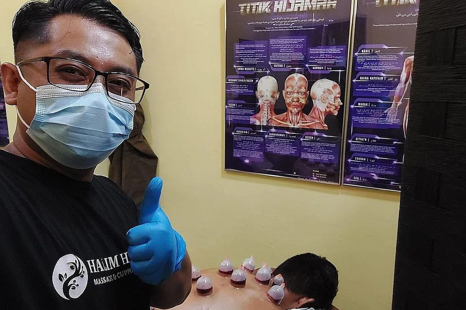 AGAR ADA PELAPIS: Encik Abdul Halim Adam melakukan bekam ke atas salah seorang kliennya di kedai beliau, Halim Hijama @ SG. Beliau berharap dengan tertubuhnya Persatuan Perubatan Warisan Melayu, akan ada generasi muda yang dapat menjadi pelapis agar perubatan tradisional Melayu tidak pupus. - Foto ihsan ABDUL HALIM ADAM URUTAN TRADISIONAL: Cik Johrah Abdul Hamid menjelaskan tentang cara urut tradisional. Beliau mempunyai pengalaman lebih tiga dekad mengurut wanita hamil dan baru bersalin. - Foto ihsan JOHRAH ABDUL HAMID