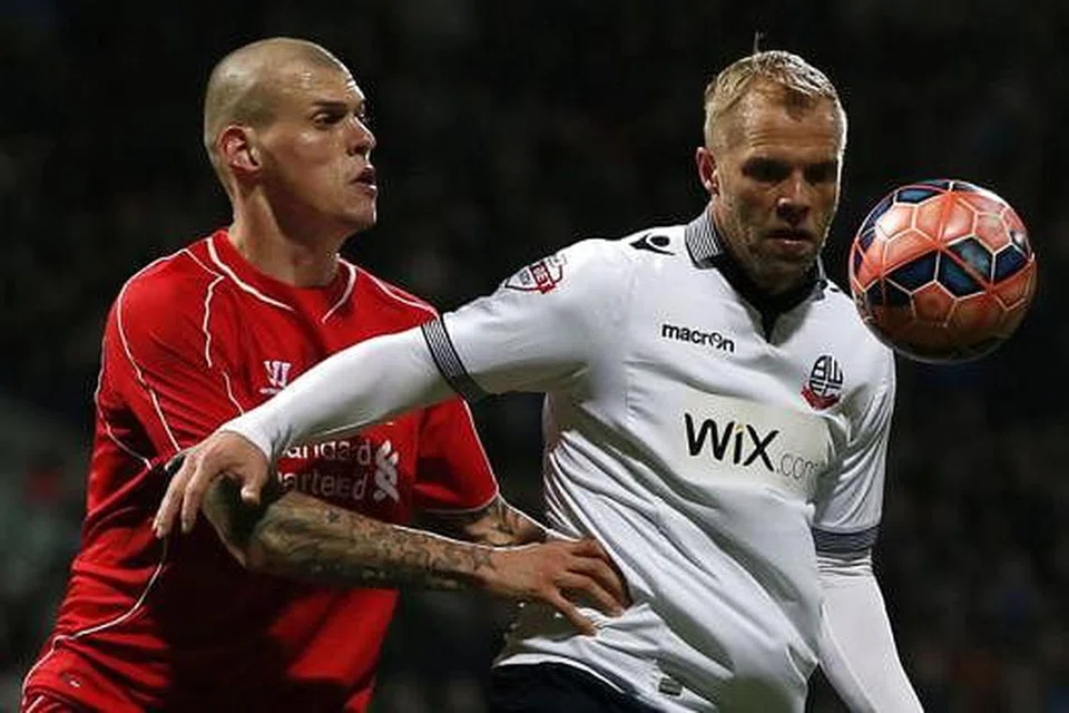 YAKIN: Martin Skrtel (kiri) bersaing dengan Eidur Gudjohnsen dalam pertemuan dengan Bolton Wanderers dalam Piala FA. Menurut Skrtel, Liverpool bersedia membendung Harry Kane dan Spurs. - Foto REUTERS