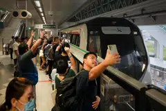 SANGGUP BANGUN AWAL: Lebih 100 peminat kereta api sanggup bangun awal untuk ke stesen Tuas Link pada sekitar 7 pagi, 4 Jun untuk melihat dan menaiki kereta api Alstom Movia R151, kereta api generasi ketujuh yang akan digunakan di laluan North-South dan East-West (NSEWL).