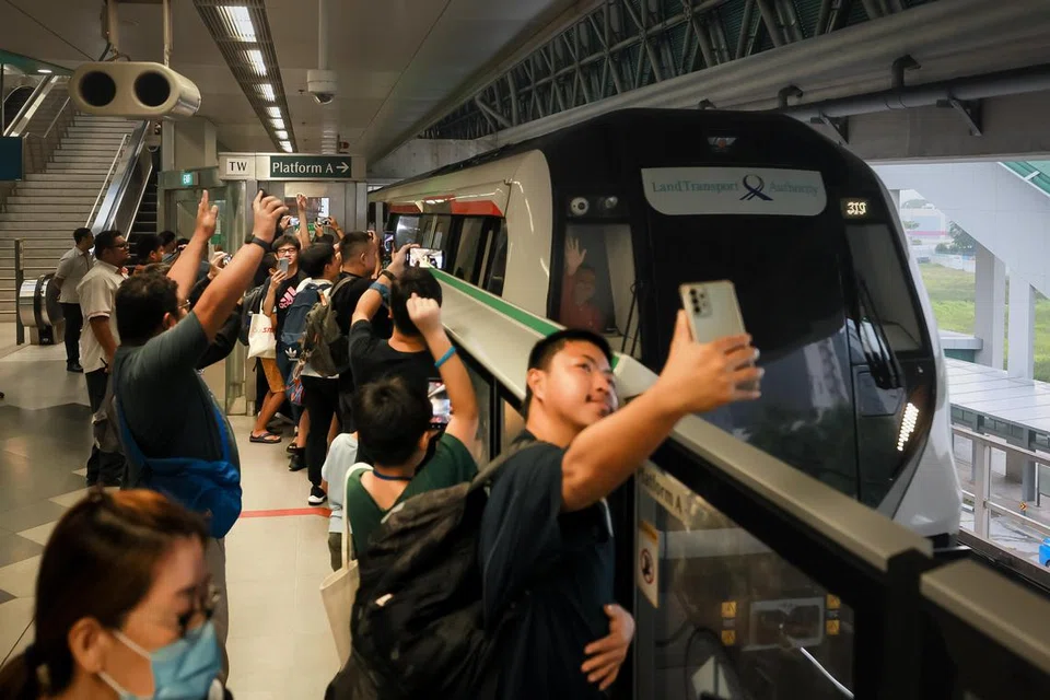 SANGGUP BANGUN AWAL: Lebih 100 peminat kereta api sanggup bangun awal untuk ke stesen Tuas Link pada sekitar 7 pagi, 4 Jun untuk melihat dan menaiki kereta api Alstom Movia R151, kereta api generasi ketujuh yang akan digunakan di laluan North-South dan East-West (NSEWL).