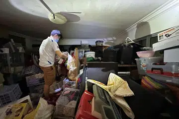 Sebuah flat pengumpul dan penyorok barangan atau ‘hoarder’ di Pasir Ris yang dibantu oleh sukarelawan pada 5 Januari.