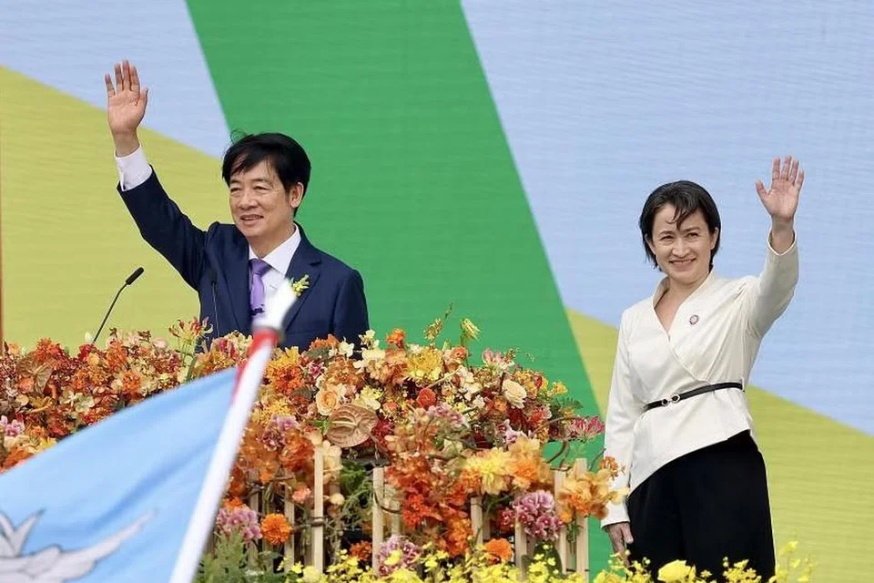 Presiden Taiwan, Encik Lai Ching-te (kiri), dan Naib Presiden, Cik Hsiao Bi-khim, melambai kepada orang ramai semasa Perasmian Presiden di Taipei pada 20 Mei. 