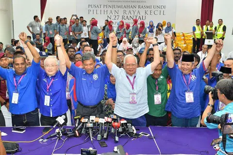 RAI KEJAYAAN: Datuk Mohamad Hasan (tiga dari kiri) mengekalkan kerusi Dewan Undangan Negeri (DUN) Rantau bagi penggal keempat berturut-turut selepas menewaskan tiga calon lain dalam pilihan raya kecil kawasan undi di Negeri Sembilan. Beliau meraikan kemenangan dengan bekas Perdana Menteri, Datuk Seri Najib Tun Razak (tiga dari kanan) dan Presiden Persatuan Cina Malaysia (MCA), Datuk Seri Dr Wee Ka Siong (dua dari kiri). - Foto SIN CHEW DAILY