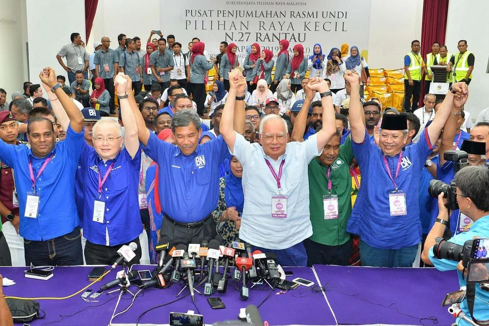 RAI KEJAYAAN: Datuk Mohamad Hasan (tiga dari kiri) mengekalkan kerusi Dewan Undangan Negeri (DUN) Rantau bagi penggal keempat berturut-turut selepas menewaskan tiga calon lain dalam pilihan raya kecil kawasan undi di Negeri Sembilan. Beliau meraikan kemenangan dengan bekas Perdana Menteri, Datuk Seri Najib Tun Razak (tiga dari kanan) dan Presiden Persatuan Cina Malaysia (MCA), Datuk Seri Dr Wee Ka Siong (dua dari kiri). - Foto SIN CHEW DAILY