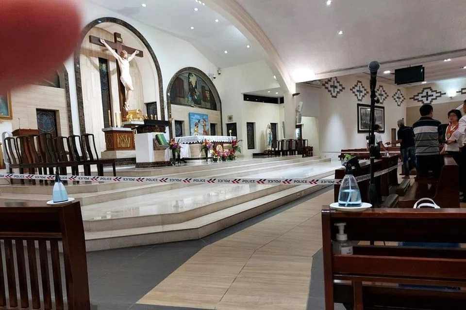Sebahagian ruang Gereja St Joseph’s dikepung polis setelah seorang paderi didakwa ditikam.