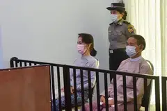 Gambar edaran yang diambil pada 24 Mei 2021 dan dikeluarkan oleh Kementerian Penerangan Myanmar pada 26 Mei menunjukkan pemimpin awam yang ditahan, Aung San Suu Kyi (kiri), dan presiden yang ditahan, Win Myint (kanan), semasa penampilan pertama mereka di mahkamah di Naypyidaw