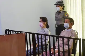 Gambar edaran yang diambil pada 24 Mei 2021 dan dikeluarkan oleh Kementerian Penerangan Myanmar pada 26 Mei menunjukkan pemimpin awam yang ditahan, Aung San Suu Kyi (kiri), dan presiden yang ditahan, Win Myint (kanan), semasa penampilan pertama mereka di mahkamah di Naypyidaw