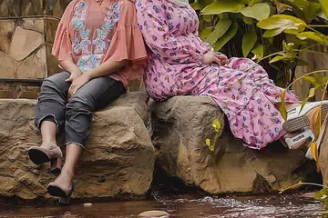 PENDIDIKAN TETAP DIUTAMAKAN: Walaupun mempunyai band sendiri fourfit dan kini bertanding dalam peringkat akhir 'Suara 3.0', Chariska Diva Anugrah (kiri) tetap akur pada harapan ibunya Eka Mairina agar dia berjaya dalam pelajaran dan menjadi wanita berkerjaya yang menyumbang kepada masyarakat melalui seni. - Foto BH oleh NUR DIYANA TAHA