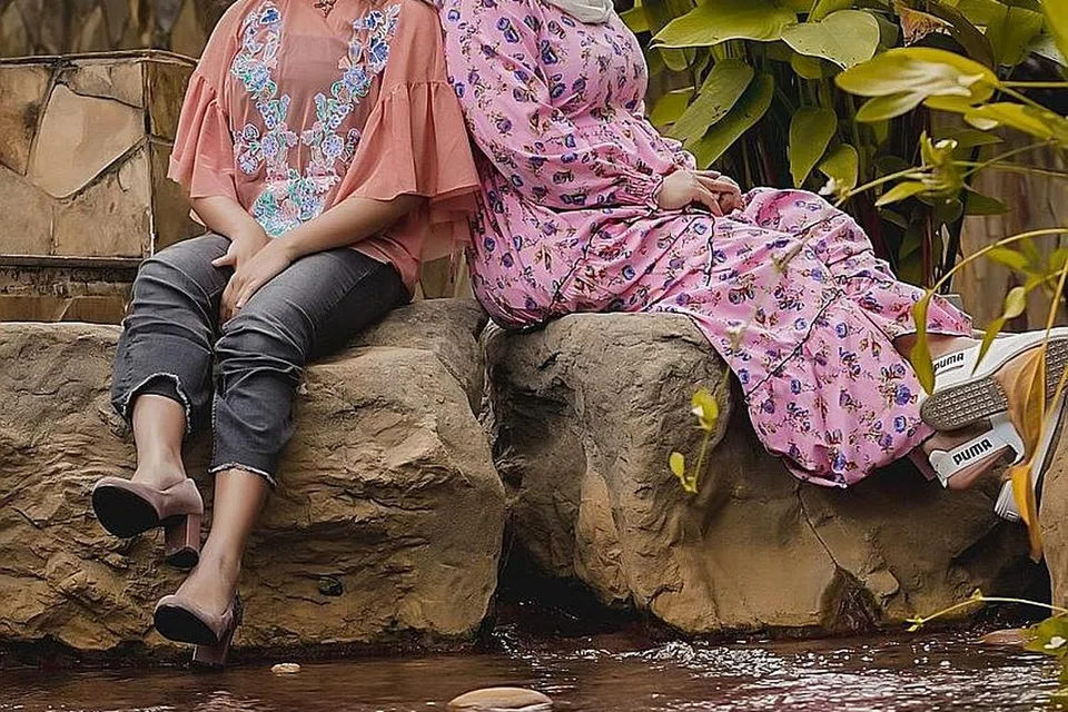 PENDIDIKAN TETAP DIUTAMAKAN: Walaupun mempunyai band sendiri fourfit dan kini bertanding dalam peringkat akhir 'Suara 3.0', Chariska Diva Anugrah (kiri) tetap akur pada harapan ibunya Eka Mairina agar dia berjaya dalam pelajaran dan menjadi wanita berkerjaya yang menyumbang kepada masyarakat melalui seni. - Foto BH oleh NUR DIYANA TAHA