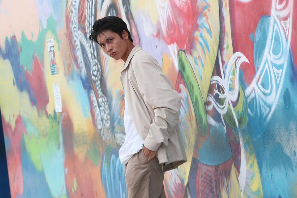 TEBARKAN RANGKAIAN KENALAN: Muhammad Ilham Jufri atau Inflake teruja setiap kali diberi peluang bekerjasama dengan pemuzik luar negara yang mengamati kerja seninya di media sosial. - Foto BM oleh TIMOTHY DAVID