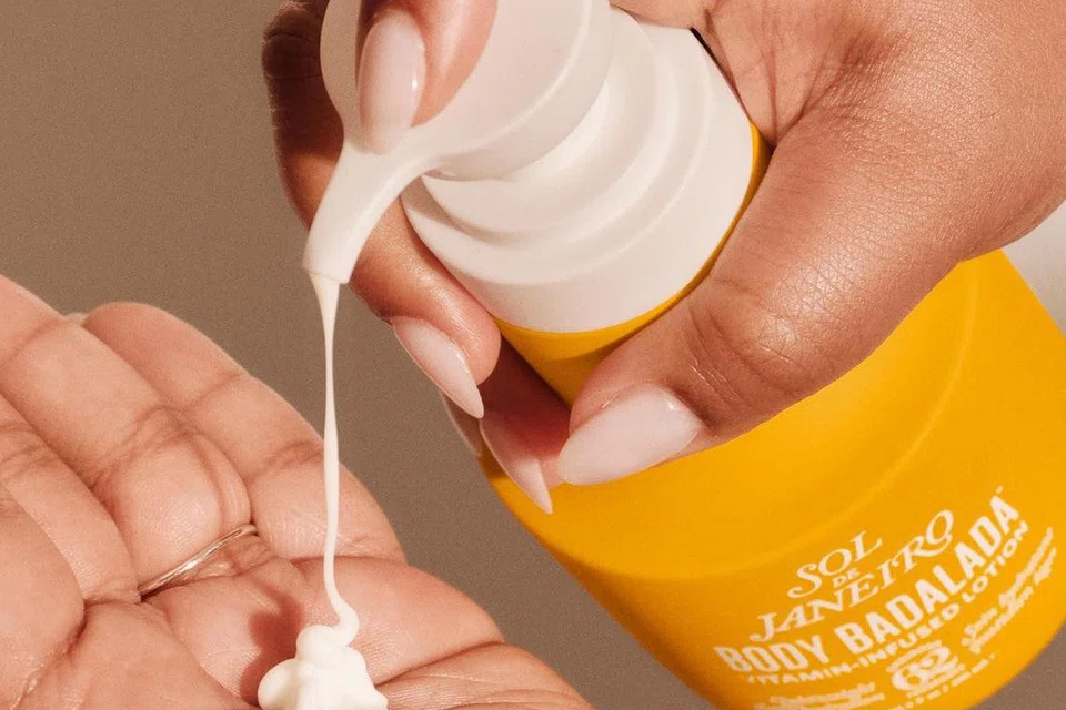 Losen badan, ‘Body Badalada Lotion’ ($49 untuk 400 mililiter), oleh Sol De Janeiro boleh didapati di cawangan Sephora serta laman web, sephora.sg.