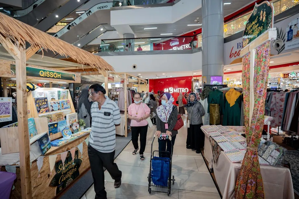 Antara pengunjung yang meninjau acara jualan Spendour Events sempena Ramadan, yang berlangsung di pusat beli-belah Causeway Point sehingga 16 Mac. 