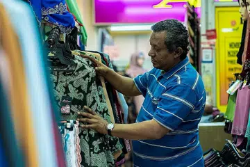 LUASKAN NIAGA: Encik Hasan Salim Abdat, pemilik Impian Hawa Pte Ltd, telah melancarkan laman Facebook untuk menjual bekalan pakaian yang sudah disediakan untuk musim perayaan ini. - Foto BH oleh NUR DIYANA TAHA