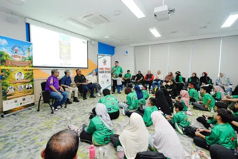 (Dari kiri) Jurulatih Pemulihan Kanan, Encik Aziz Hashim  bersama Pemangku Menteri Bertanggungjawab bagi Ehwal Masyarakat Islam, Profesor Madya Dr Muhammad Faishal Ibrahim; Ketua Program Goal Aspiration, Encik Lezan Ariffin; dan Kaunselor Penjara yang juga Pengasas Voice To Be Heard, Encik Mohamed Ismail Abu Bakar membuat perkongsian dalam Camp Solat Urban 5.0 di HomeTeamNS Bedok Reservoir pada 6 Jun. Turut hadir ialah Pengasas dan Pengarah The Kampung Bridge, Encik Firdaus Abdul Hamid (lima dari kiri) .