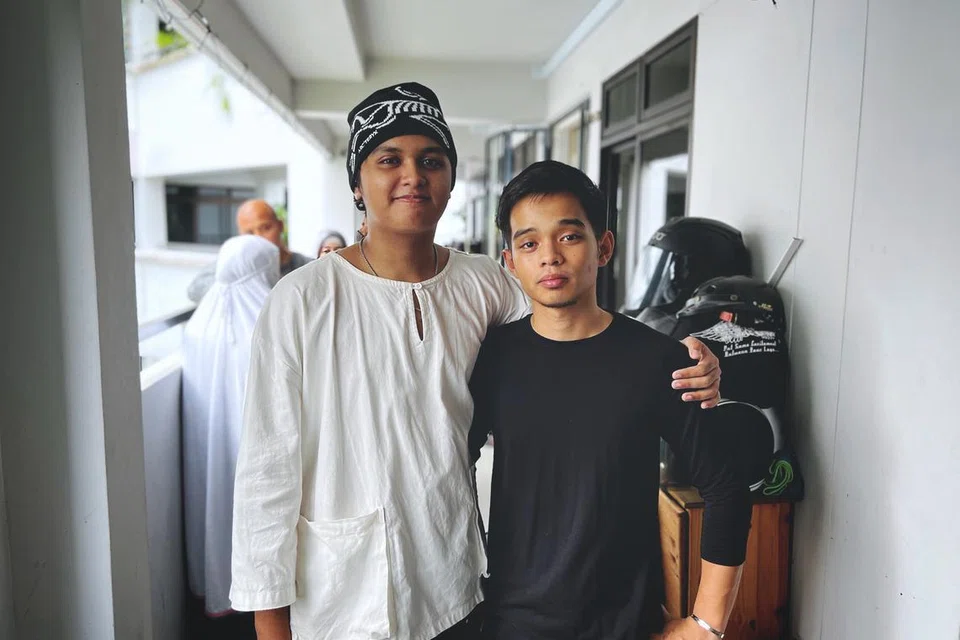 Adik-adik arwah, Syah Riszuan Huslan,19 tahun (kiri) dan Shafiee Irman, 25 tahun, ketika ditemui BM di kediaman mereka di Bukit Panjang.