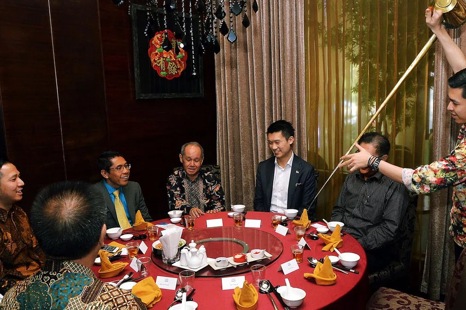 TEROKA POTENSI: Dr Maliki (bertali leher kuning), semasa bertemu dengan beberapa ahli perniagaan di Palembang, turut menggalak mereka membawa delegasi ke Singapura bagi memperkenalkan pelbagai peluang yang ada di wilayah Indonesia. - Foto KHALID BABA