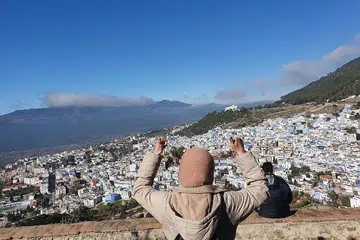SAUJANA MATA MEMANDANG: Kepenatan yang dirasai berbayar apabila dapat berehat sambil menikmati pemandangan daripada puncak bukit. Kelihatan rumah-rumah biru tersusun indah dan menara-menara masjid berdiri megah. Ditambah pula, dengan cuaca cerah yang menyebelahi kami, segala penat lelah terbayar. - Foto-foto ihsan NURHAZWANI JALIL