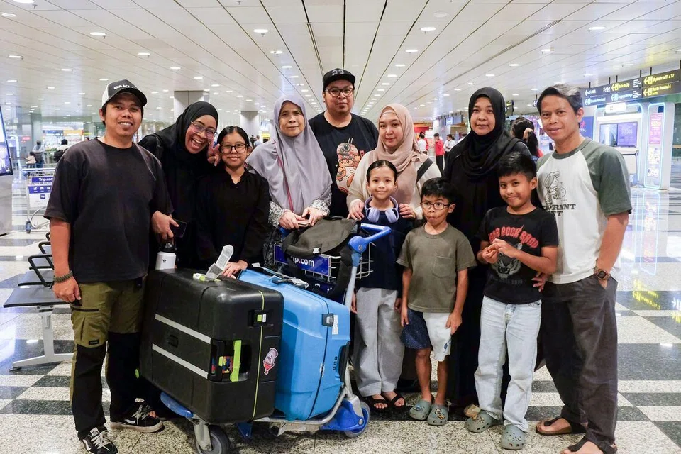 Walaupun bersyukur kepulangan mereka ke Singapura telah dipermudah, Encik Ahmad Shafiq Ghazali dan Cik Azlina Abdul Aziz tetap memikirkan dan mendoakan keselamatan teman mereka yang tidak dapat pulang bersama atas sebab tertentu.