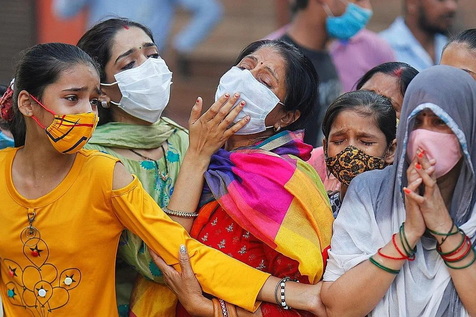RAUNGAN HIBA: Sanak saudara meratapi kematian seorang sudara lelaki di New Delhi, India. - Foto REUTERS