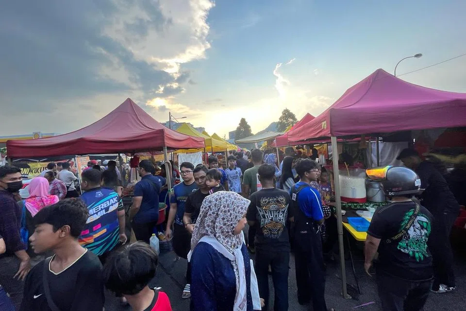 Bazar di Lembah Klang dipenuhi pengunjung di sebalik rungutan harga makanan dijual mahal.