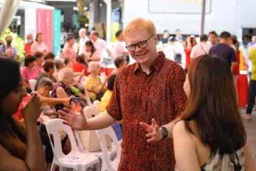 Encik Daniel Liu berucap dengan tetamu pada pelancaran ‘My Nee Soon 2025’ pada 15 Februari, sebuah acara yang diadakan di Amfiteater Chong Pang City.