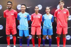 JERSI BARU: Pemain negara (dari kiri) Hariss Harun, Faris Ramli, Suria Priya, Nur Emilia dan Jacob Mahler bergaya dengan jersi baru semalam. - Foto BH oleh JONATHAN CHOO