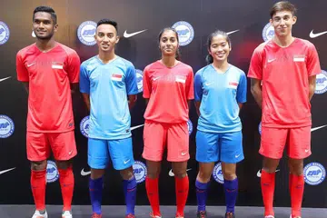 JERSI BARU: Pemain negara (dari kiri) Hariss Harun, Faris Ramli, Suria Priya, Nur Emilia dan Jacob Mahler bergaya dengan jersi baru semalam. - Foto BH oleh JONATHAN CHOO