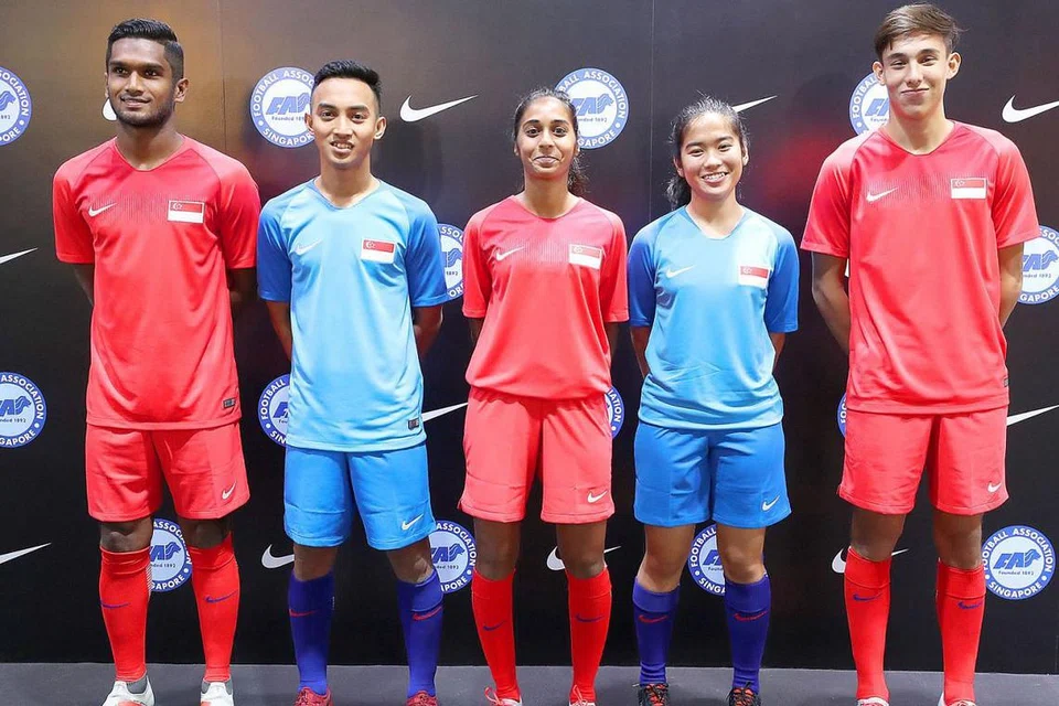 JERSI BARU: Pemain negara (dari kiri) Hariss Harun, Faris Ramli, Suria Priya, Nur Emilia dan Jacob Mahler bergaya dengan jersi baru semalam. - Foto BH oleh JONATHAN CHOO