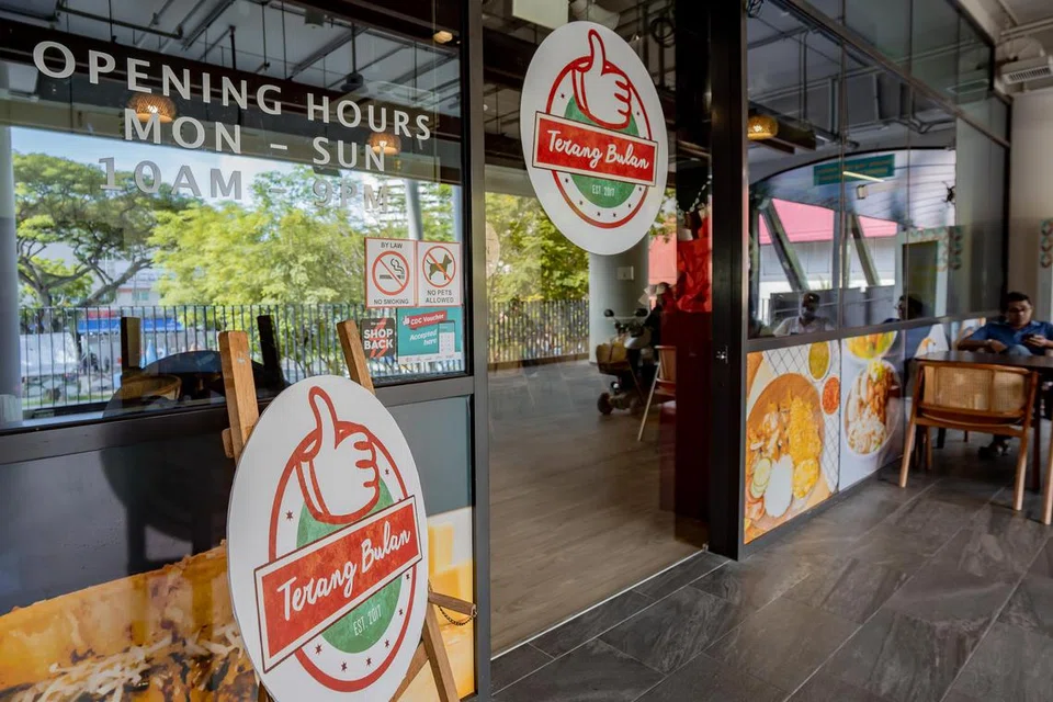 Kafe Terang Bulan telah membuka cawangan fizikalnya di tingkat dua, Wisma Geylang Serai. Ia menawarkan hidangan dari Surabaya yang dinamakan terang bulan, yang turut dikenali sebagai martabak manis dan apam balik di sini.