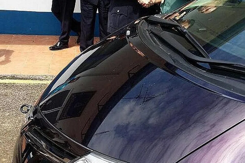 TIDAK SERIK MASUK MALAYSIA: Encik Zailani (berbaju hijau) bersalaman dengan Datuk Wan Ahmad Najmuddin selepas menerima semula kereta Toyota Estimanya yang dicuri. Dalangnya sudah pun ditangkap.