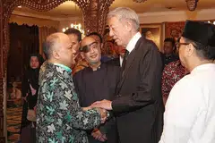 SALAM TAKZIAH: Encik Teo (dua dari kanan) melahirkan salam takziah mendalam kepada anak Allahyarham BJ Habibie, Ilham Akbar Habibie dan Thareq Kemal Habibie. - Foto MCI