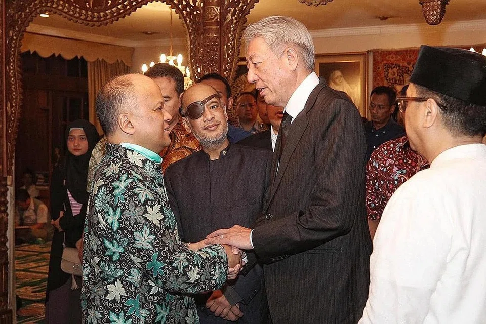SALAM TAKZIAH: Encik Teo (dua dari kanan) melahirkan salam takziah mendalam kepada anak Allahyarham BJ Habibie, Ilham Akbar Habibie dan Thareq Kemal Habibie. - Foto MCI