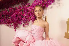 Ariana Grande memperagakan gaun rekaan Giambattista Valli di majlis penyampaian Anugerah Academy 2024. 