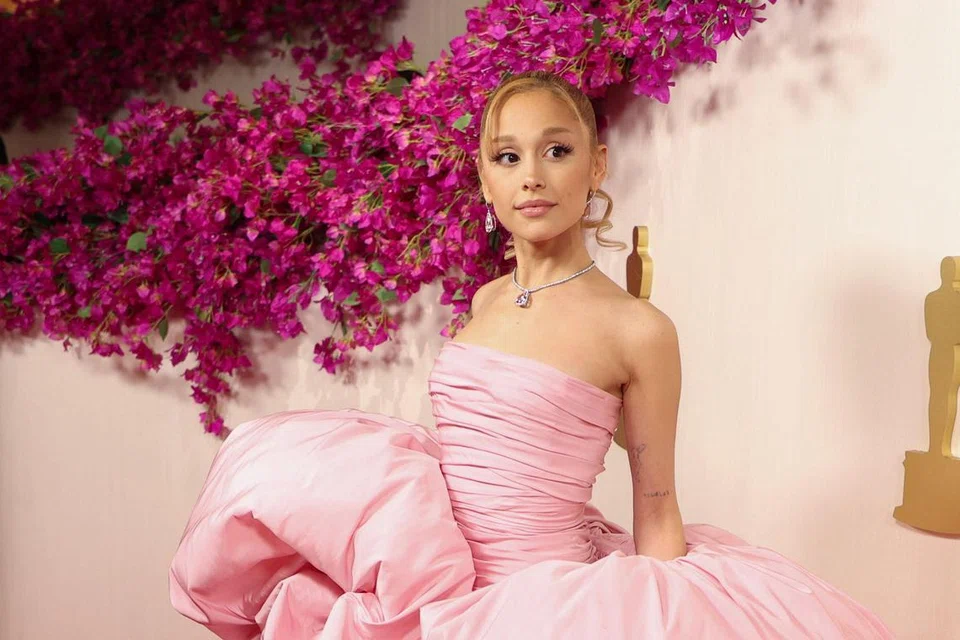 Ariana Grande memperagakan gaun rekaan Giambattista Valli di majlis penyampaian Anugerah Academy 2024. 