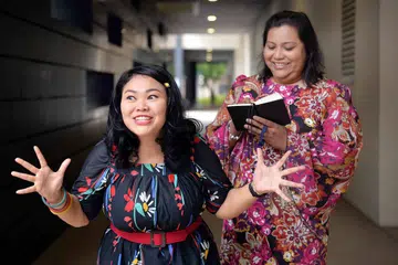 'ROSNAH' DULU DAN SEKARANG: Siti Khalijah Zainal (kiri) terharu dapat menjayakan watak Rosnah sekali lagi selepas sedekad dan kali ini dalam bahasa Melayu, hasil bimbingan pelakon asalnya, Alin Mosbit. - Foto M.O. SALLEH