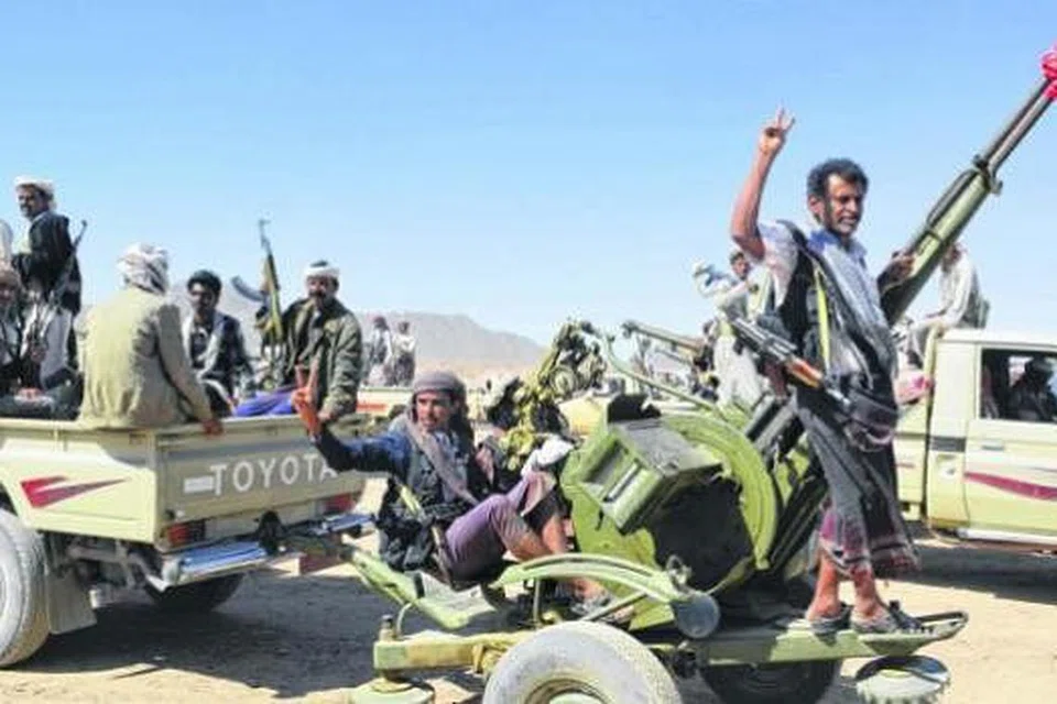 PERGOLAKAN BERDARAH: Anggota puak Awlaki, yang merupakan puak terbesar di wilayah selatan Shabwa, berhimpun selepas membentuk pasukan tentera bagi melindungi wilayah itu daripada pencerobohan kumpulan militia. Puak Awlaki menentang tindakan pemberontak Houthi menawan ibu kota Sanaa. - Foto AFP 