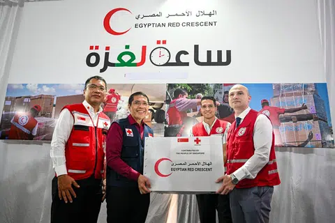 HULUR BANTUAN: Menteri di Pejabat Perdana Menteri Dr Mohamad Maliki Osman menyampaikan sumbangan daripada Palang Merah Singapura (SRC) kepada Persatuan Bulan Sabit Merah Mesir (ERC) di ibu pejabat ERC.