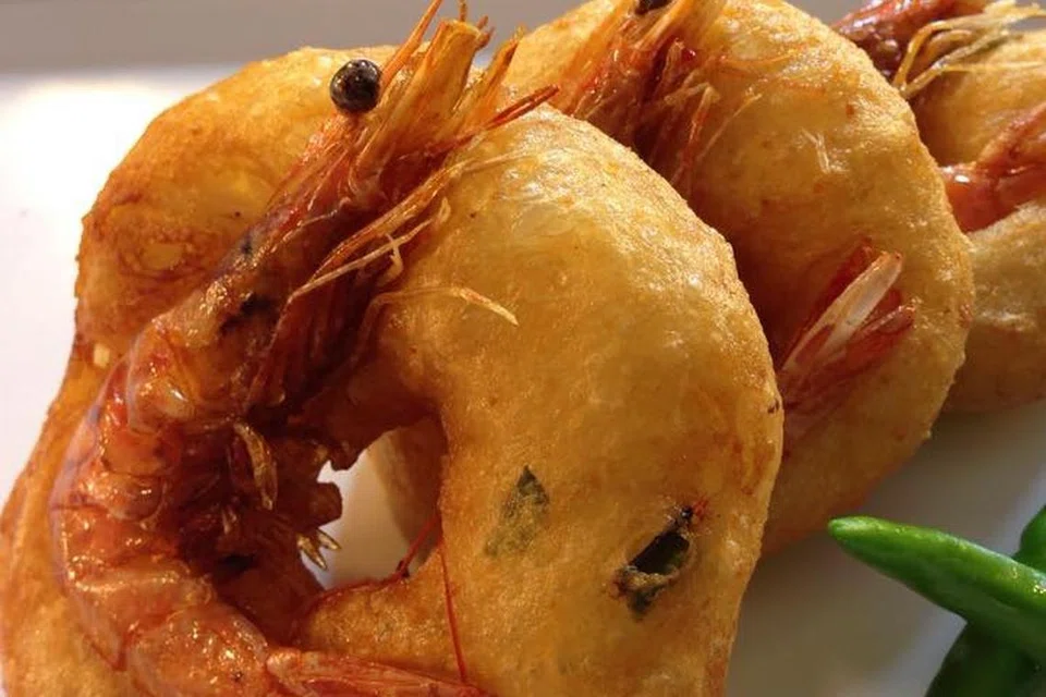 WARGANET PERSOAL ‘ORIGINAL’ KE?: Vadai udang yang dijual kedai The Original Vadai asal Singapura. Kedai itu membuka cawangan pertamanya di Bukit Bintang pada Ahad.