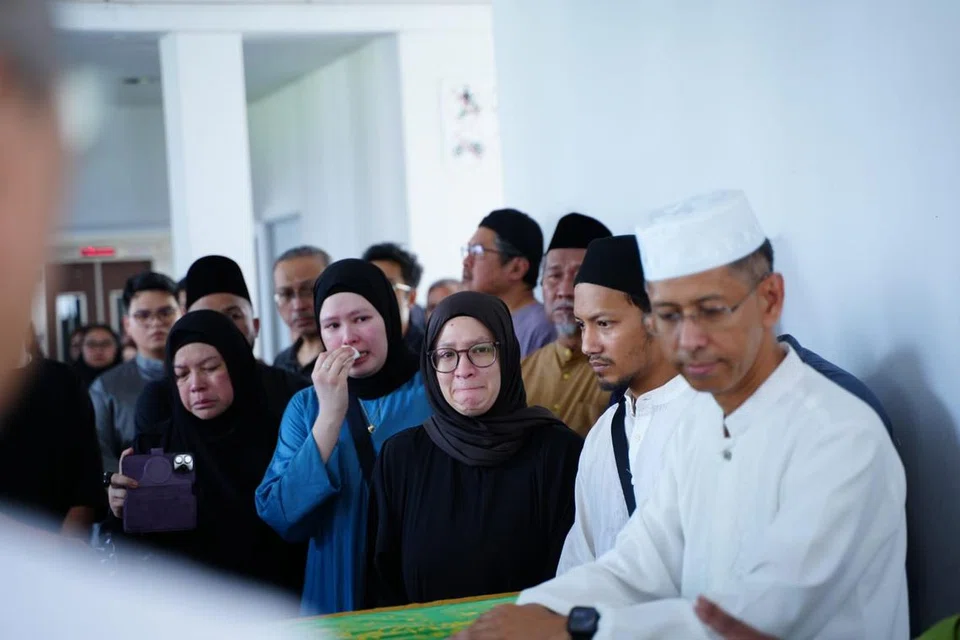Ketua Pegawai Eksekutif (CEO) Singpost, Encik Shahrin Abdol Salam (kanan), yang pernah menetap di Dubai, mengiring jenazah Allahyarham Encik Ahmad Fuad Abu Bakar dikelilingi keluarga, saudara mara dan kenalan.