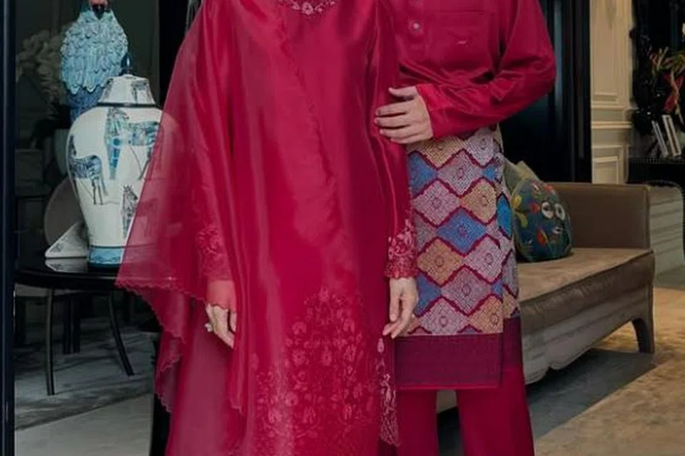 Pasangan selebriti dari Malaysia, Scha Alyahya dan Awal Ashaari, dengan busana pada hari pertama Hari Raya Aildilfitri.